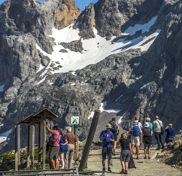 La propuesta de limitar el montañismo en Picos alarma a deportistas y ayuntamientos