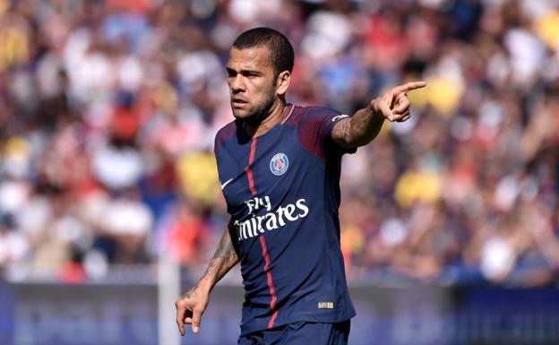 Dani Alves dice que Neymar le aconsejó fichar por el PSG