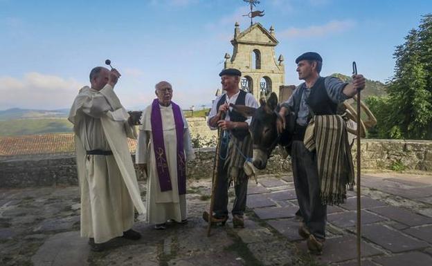 En albarcas desde Montesclaros a Santo Toribio para reivindicar la cultura rural