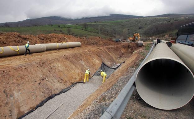 Cantabria presiona a Medio Ambiente para no tener que devolver el agua del bitrasvase