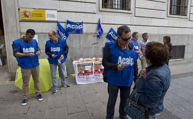 Los funcionarios de prisiones reparten chorizos en la calle para denunciar su situación laboral