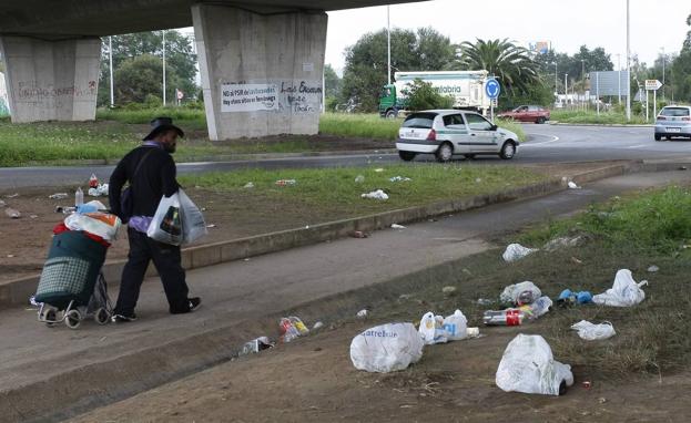 Los restos del botellón del sábado aún perduran en Tanos