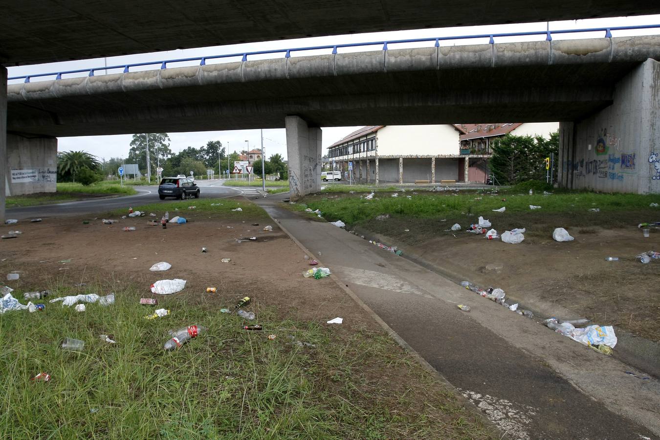 Los restos del botellón en Tanos