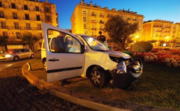 Un conductor que triplicaba la tasa de alcoholemia ‘aparca’ en la rotonda del Paseo Pereda