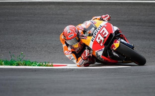 Márquez da la vuelta al calcetín