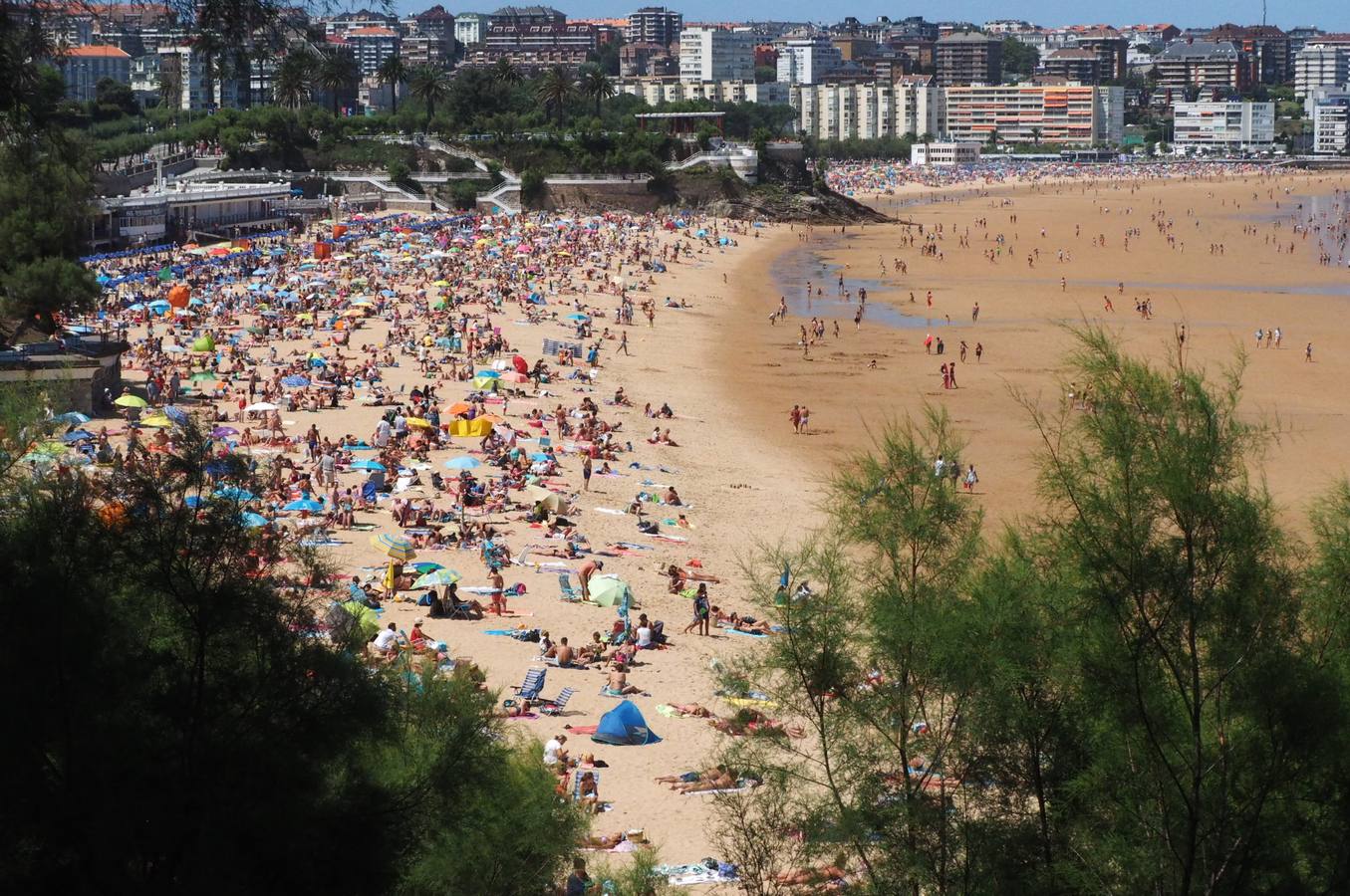 Las playas de El Sardinero, abarrotadas este domingo