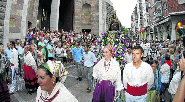 Miles de personas arropan a La Patrona
