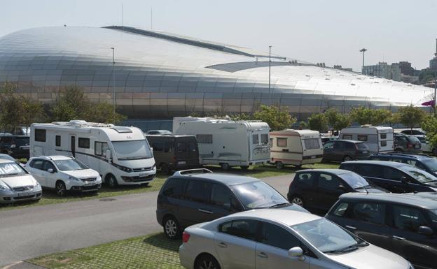 Las autocaravanas aparcan en la zona prohibida de La Ballena ante la saturación del área especial