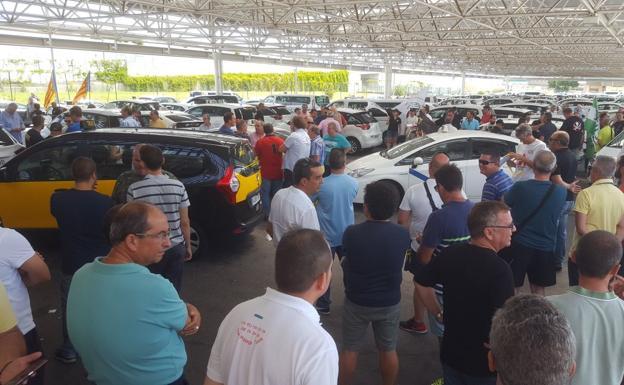 La huelga de taxis se endurece en Málaga