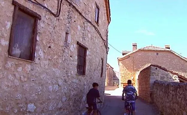 Los pequeños pueblos españoles ansían la llegada de turistas para llenar sus calles