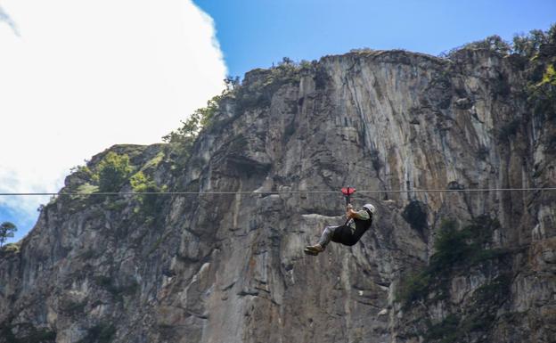 Camaleño estrena una tirolina de altura en el corazón del valle de Liébana