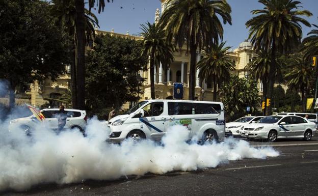 La huelga de taxis de Málaga continúa a la espera de la reunión mañana con la Junta