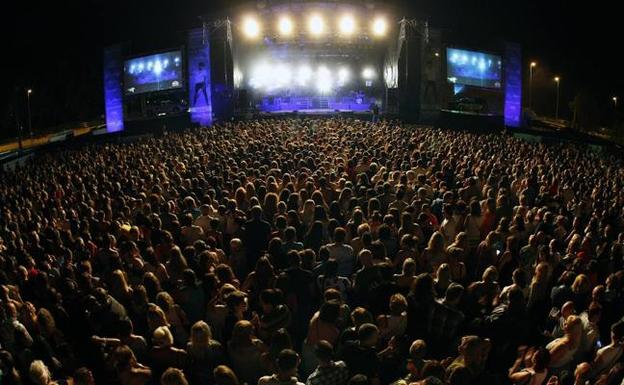 Unas 8.000 personas cantan con Carlos Baute