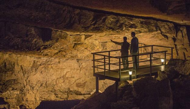 Los hosteleros critican al Gobierno por no dejarles vender entradas para las cuevas