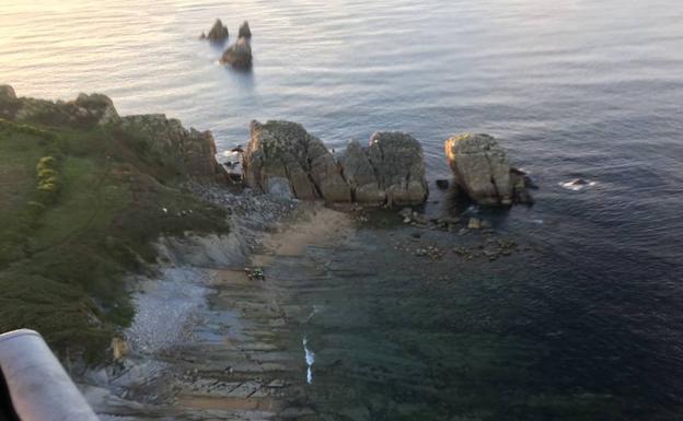 Rescatado un hombre que se precipitó por los acantilados de la playa de Cerrias