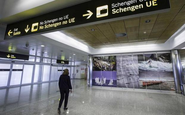 Los 22 vigilantes del aeropuerto Seve Ballesteros estudian movilizaciones