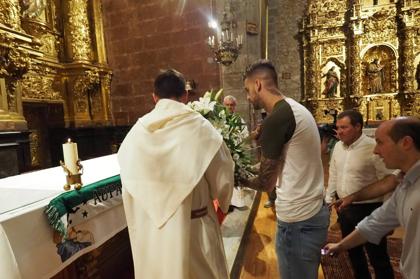 El Racing Club de Santander realiza su tradicional ofrenda floral a la Virgen Bien Aparecida