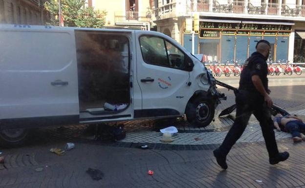 Francia investiga si una furgoneta cruzó la frontera tras el atentado de Barcelona