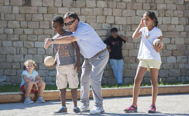 Miera abre los brazos a los niños saharauis