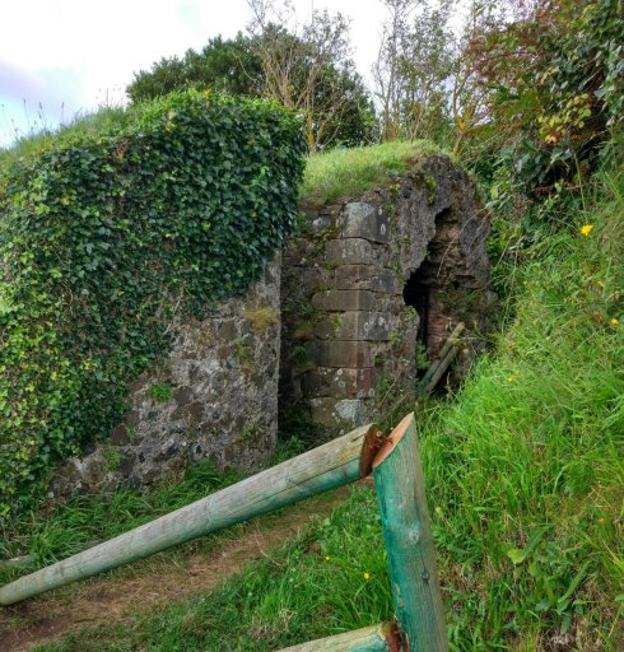 Críticas por el «lamentable estado» de La Atalaya y el Fuerte del Rastrillar de Laredo