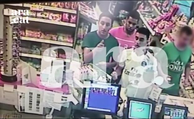 La cámara de una gasolinera grabó a los terroristas comprando antes de atacar