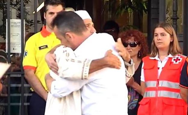 El padre del niño fallecido en la Rambla y el imán de Rubí se funden en un abrazo