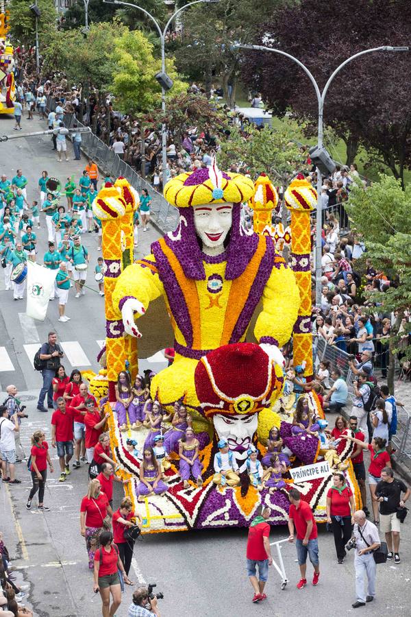 Espectacular desfile de la Batalla de Flores de Laredo