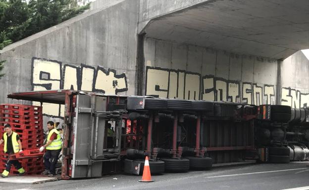 Un carril cortado en la A-8, a la altura de Torrelavega, tras volcar un camión