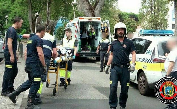 Los bomberos liberan a un operario con la pierna atrapada en un ascensor