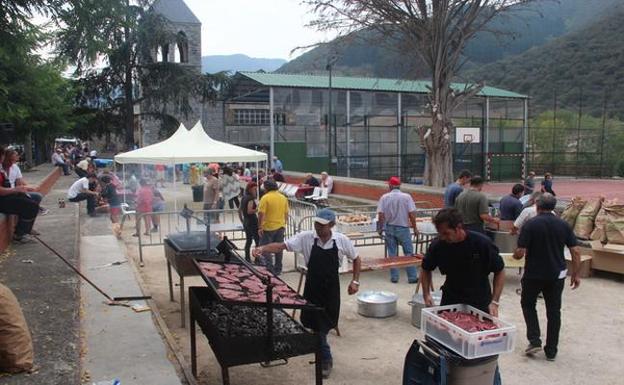 Ginkana de caballos y la comida de carne del novillo centraron la jornada de ayer en las fiestas de San Tirso en Ojedo