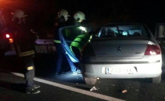 Salen ilesos tras volcar su coche en la A-8, en Solares