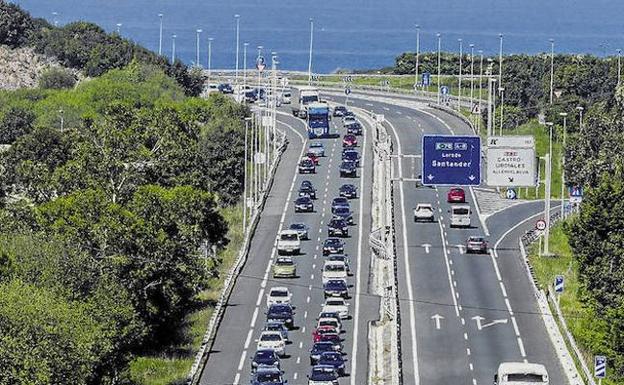 El tráfico de vehículos crece este verano un 5% respecto a 2016 y vuelve a cifras 'precrisis'