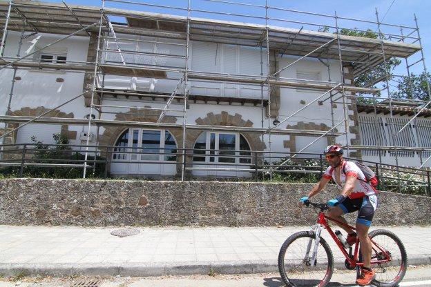 Obras Públicas rehabilita la cubierta de las antiguas escuelas de La Población