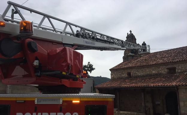 Herido de gravedad un hombre que lanzaba cohetes en el campanario de Villasevil