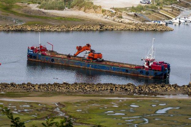 Una draga a la deriva por un sabotaje choca y hunde un barco en Suances