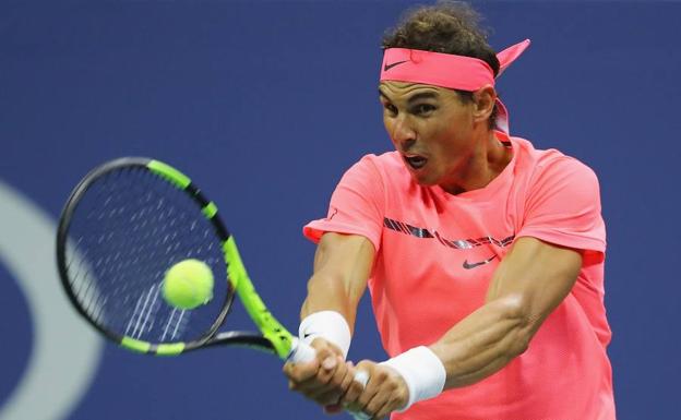 Nadal salva el gafe del color rosa ante Lajovic