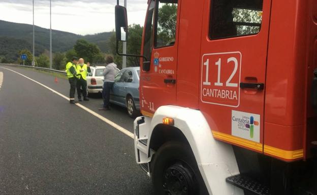 Herido leve tras salirse de la A-8 cerca de Castro