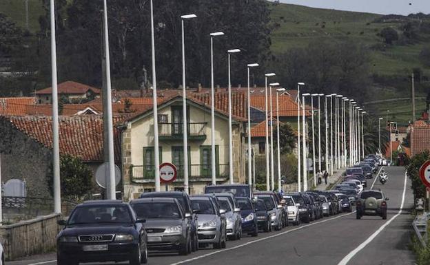 Penagos y Villaescusa exigen soluciones ante los atascos en el acceso a Cabárceno