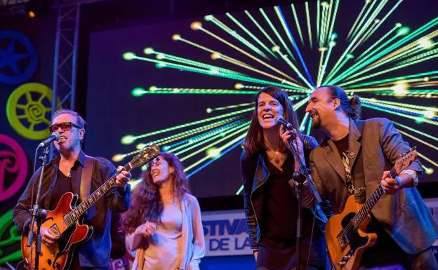Nacho García Vega y el público desafían a la lluvia en el concierto de Nacha Pop