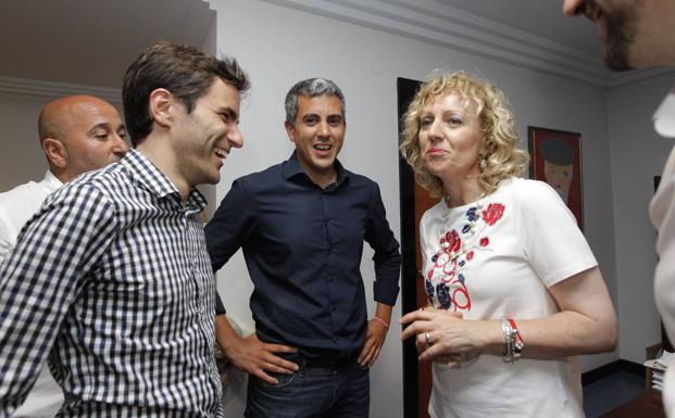 Los alcaldes del PSOE defienden ante Sánchez una «bicefalia efectiva» en Cantabria