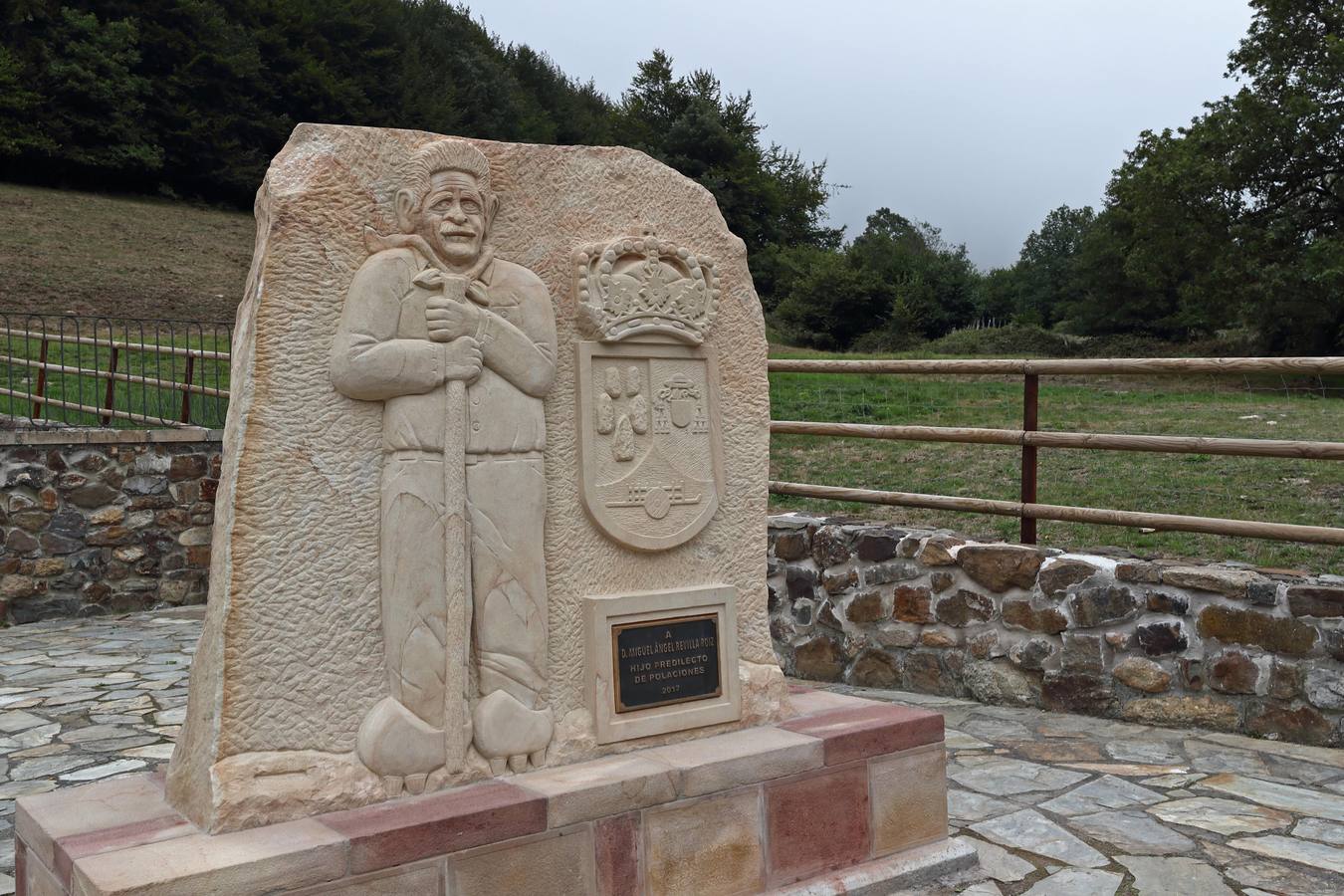 La escultura homenaje a Revilla en Polaciones
