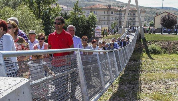 Los vecinos de Matamorosa estrenan pasarela peatonal sobre el río Híjar