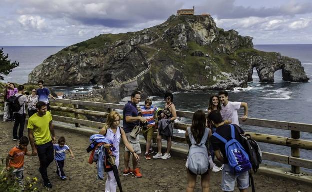 Los turistas colapsan Gaztelugatxe por el efecto 'Juego de Tronos'