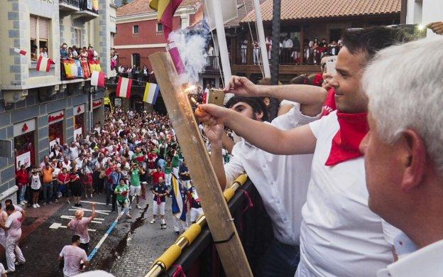 Ampuero se anuda el pañuelo de fiesta