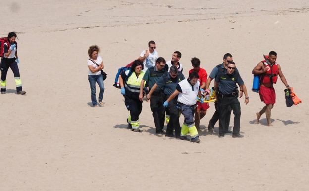 El mar da un susto a una familia en la playa de Usgo