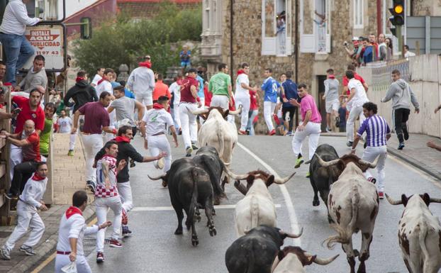 El segundo encierro de Ampuero, peligrosísimo pero sin heridos