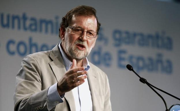 Rajoy muestra todo su apoyo a los alcaldes a los que Puigdemont interpeló ayer