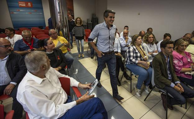 Plante masivo de alcaldes y líderes locales del PSOE al cónclave municipal de Zuloaga