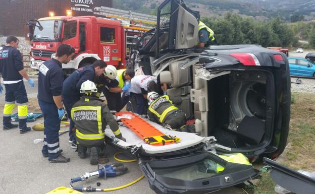 Un herido grave al volcar su coche en Tama