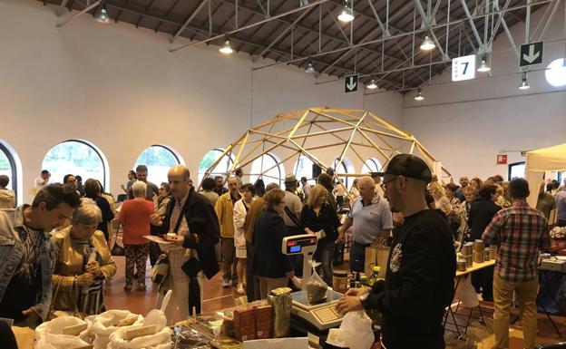 Cientos de personas en la feria de ecológica de Torrelavega